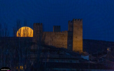 Luna llena en el castillo de Sádaba